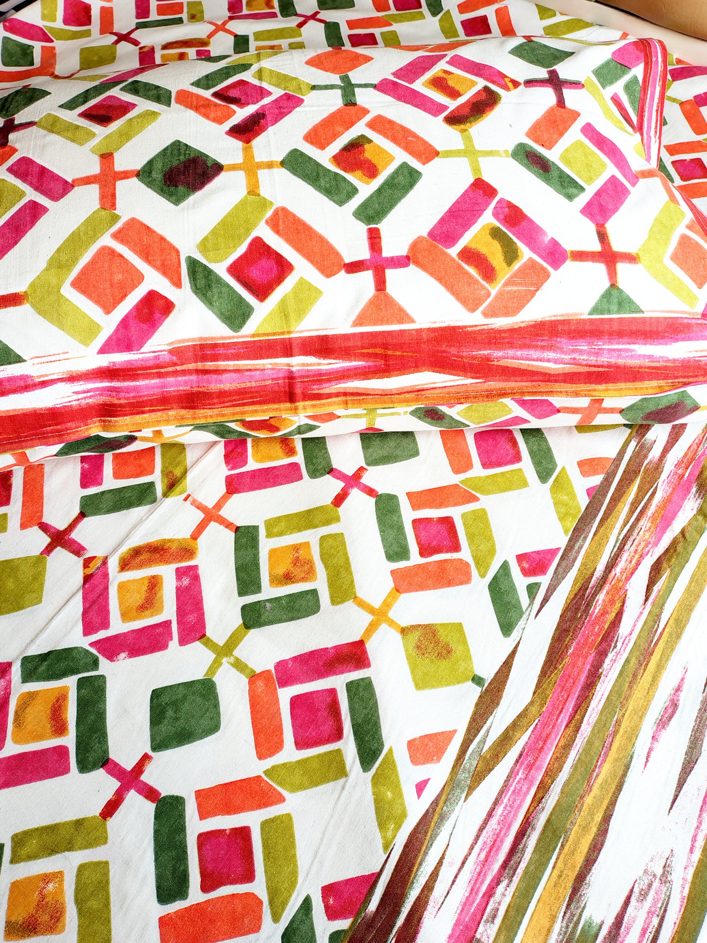 Pink Diamond Printed Bedsheet with Two Reversible Pillow Covers