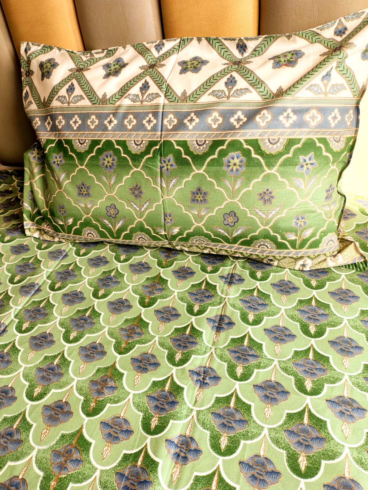 Kohinoor Traditional Printed Bedsheet with Two Reversible Pillow Covers