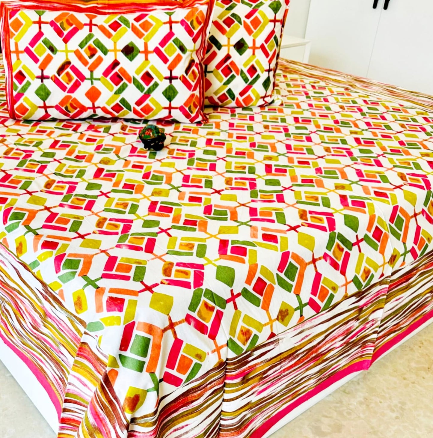 Pink Diamond Printed Bedsheet with Two Reversible Pillow Covers