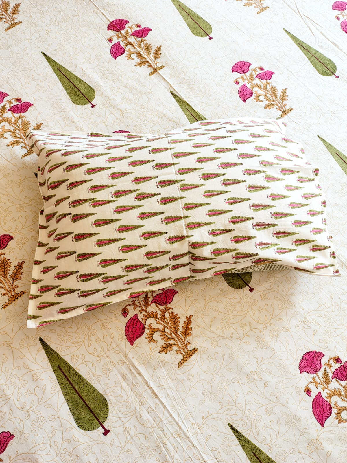 Gulabo Block Bedsheet with Two Reversible Pillow Covers