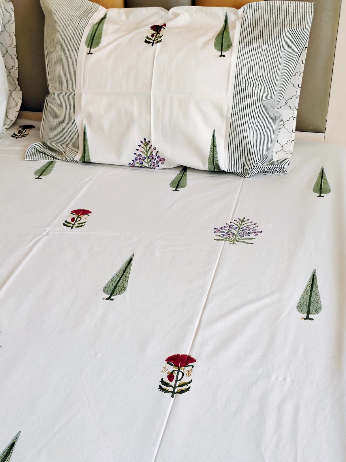 White Pine Block Printed Bedsheet with Two Reversible Pillow Covers