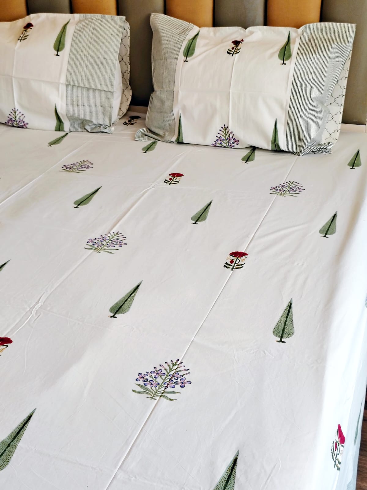 White Pine Block Printed Bedsheet with Two Reversible Pillow Covers