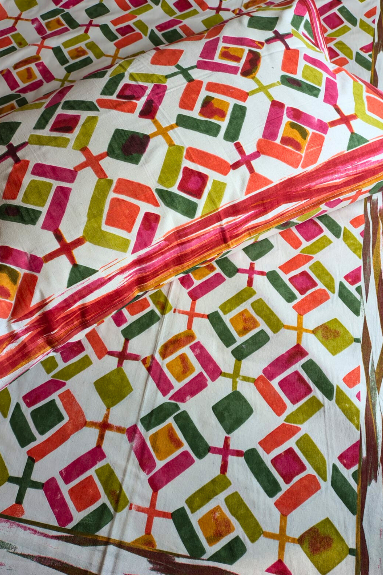Pink Diamond Printed Bedsheet with Two Reversible Pillow Covers