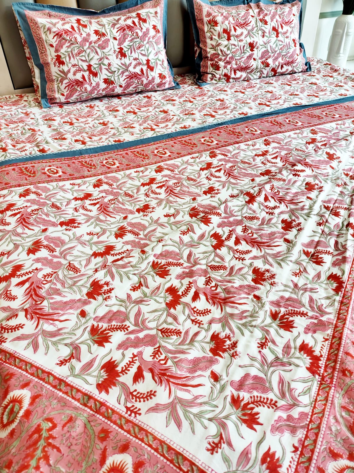 White Peacock Matching Bedsheet & Dohar Set