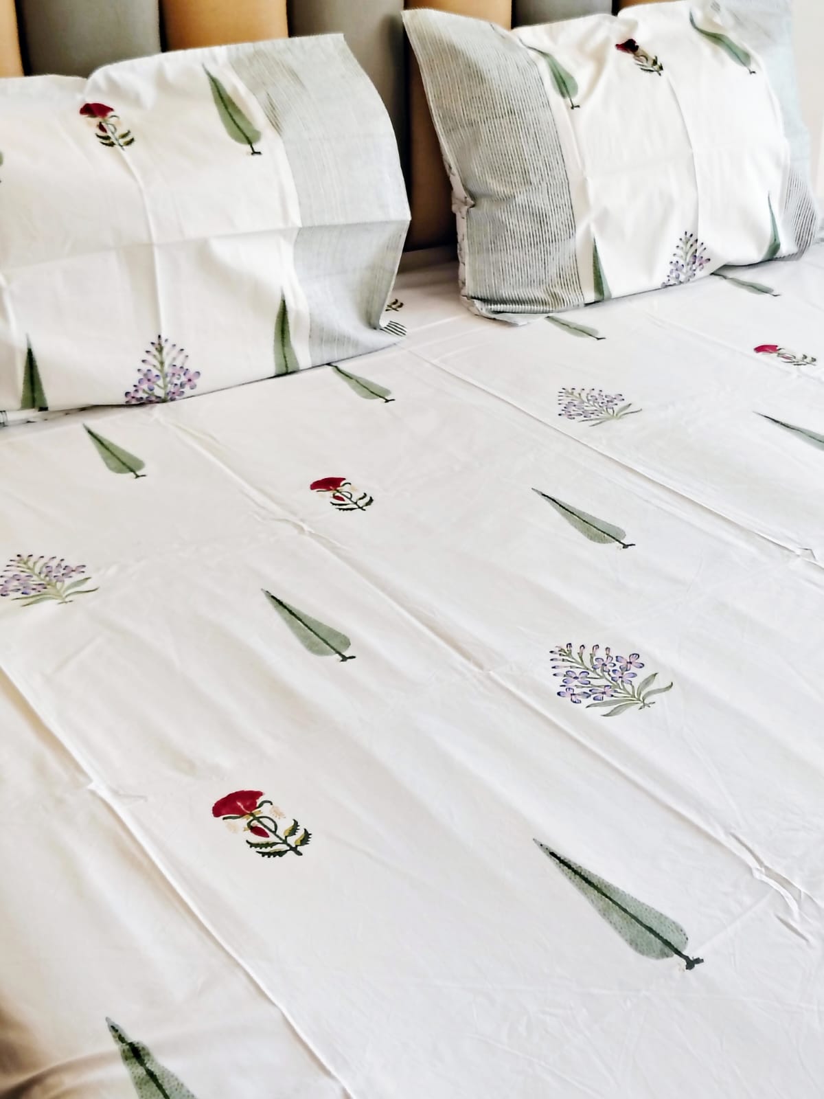 White Pine Block Printed Bedsheet with Two Reversible Pillow Covers