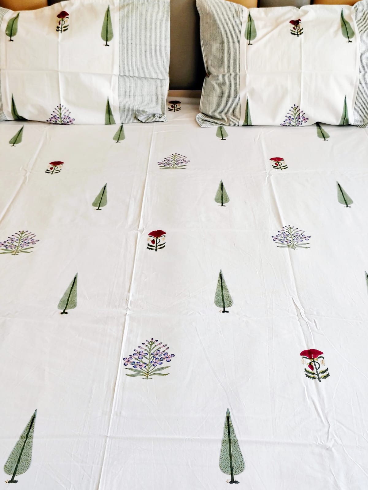 White Pine Block Printed Bedsheet with Two Reversible Pillow Covers